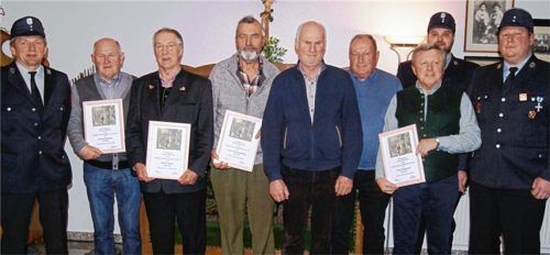Ausgezeichnete Mitglieder: Zweiter Vorsitzender Quirin Kiener (links), Kommandant Stefan Adam (rechts) und Vorsitzender Julian Rolle (Zweiter von rechts) ehrten (von links) Ernst Geidobler, Martin Kiener, Josef Geigenscheder, Herbert Mayer, Alfons Büllesbach und Franz Bergmann für ihre langjährige Treue zum Verein. Fotos re