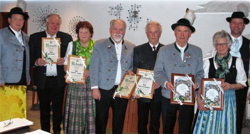 Ausgezeichnete Mitglieder: Zweiter Vorsitzender Fritz Zäch (links) und Kassier Sebastian Seehuber-Liegl ehrten (von links) Josef und Katharina Schlosser, Josef Käsweber, Jakob Oberfuchshuber, Peter Demmel und Rosa Rinser für ihre Treue zum und ihr Engagement im Trachtenverein. Ebenfalls geehrt wurden die krankheitsbedingt bei der Versammlung fehlenden Mitglieder Klaus Dillinger, Bruno Luckabauer, Hildegard Mertl und Hanna Schmidmayer.Foto Niessen