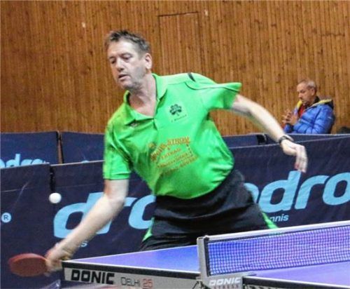 Bad Aiblings Kapitän Hans Wiesböck glich im Spiel gegen den FC Bayern München mit dem Viersatzerfolg gegen Marc Renner zum zwischenzeitlichen 4:4 aus. Foto  Erlich