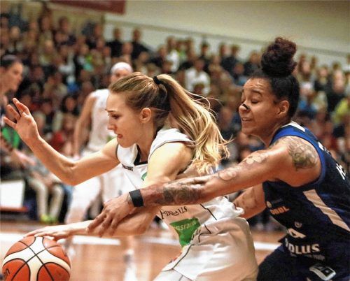 Bad Aiblings Lena Bradaric (links) wird beim Heim-Comeback von Nechelle Hrynko attackiert.Foto Fehrmann