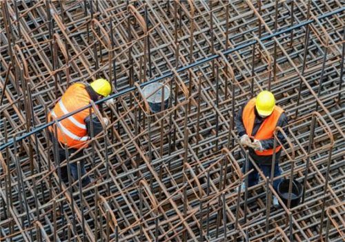 Bauarbeiter installieren ein Stahlgerüst. Dem Bauhauptgewerbe der Region geht es derzeit sehr gut. Foto dpa
