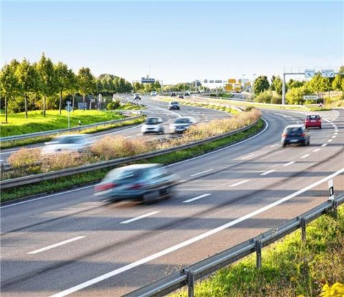 Bei Bedarf frühzeitig und sicher die Spur wechseln: Damit automatisiert fahrende Autos diese Aufgaben übernehmen können, müssen sie jederzeit exakt ihre Position kennen. Foto rgz/Bosch/Getty
