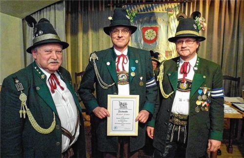 Bei der Jahreshauptversammlung im Happinger Hof: Hauptmann Josef Fischbacher, Michael Fichter und Hauptmann-Stellvertreter Willi Berger (von links).Fotos re