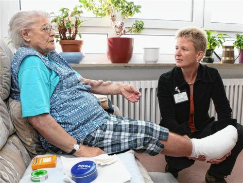 Bei der Pflege kommt es immer wieder zu Unsicherheiten über die Finanzierung.Foto  dpa