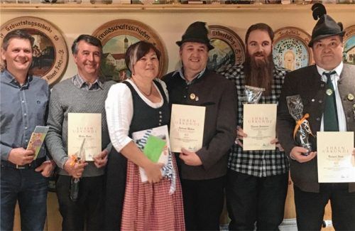 Bei der Schützengesellschaft Seerose Baierbach freuten sich (von links) Michael Richter, Walter Geser, Andrea Wallner und Andreas Wallner, Thomas Summerer und Richard Hiebl über ihre Ehrungen.Foto  re