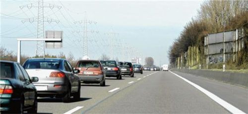 Bei Fahrzeugschlangen auf der Autobahn ist rechts überholen erlaubt.Foto  DVR/mid/akz-o