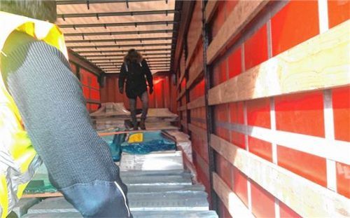 Bei Güterzugkontrollen in Rosenheim wurden drei afrikanische Migranten in einem Lkw-Auflieger gefunden. Foto Bupo