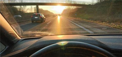 Bei strahlendem Sonnenschein kann die Sicht stark beeinträchtigt sein, und das Reaktionsvermögen sinkt. Foto TÜV Rheinland/mid/akz-o