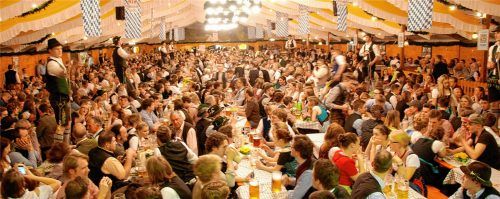 Beste Stimmung garantiert das Starkbierfest Raubling, das an zwei Wochenenden, vom 16. bis 19. März und vom 22. bis 25. März stattfindet. Für das leibliche Wohl mit modernen und traditionellen bayerischen Speisen sorgt Festwirtsfamilie Kirner und das Team vom Gasthaus zum Stockhammer. Sie verwöhnen die Gäste mit regionalen Schmankerl wie Bauernhendl, Schweinebraten und Co. Die Hendl kommen aus Bayern und das Fleisch stammt von regionalen Metzgern.