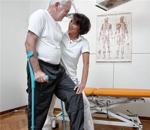 Bewegen und gemeinsam üben, helfen und lindern: An Berufsfachschulen kann man sich zum Beispiel zum Physiotherapeut oder Osteopath aus bilden lassen. Foto  dpa