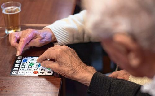 Bis Pflegebedürftige in der ÖSP-Tageseinrichtung gemeinsam Bingo spielen können, wird noch viel Zeit vergehen. Denn derzeit wird für das Areal, auf dem die Einrichtung entstehen soll, erst der Bebauungsplan aufgestellt. Foto dpa
