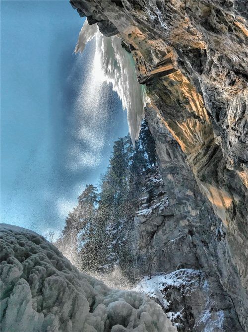 Bizarre Eisgebilde faszinieren Ausflügler am Wasserfall Schoßrinn