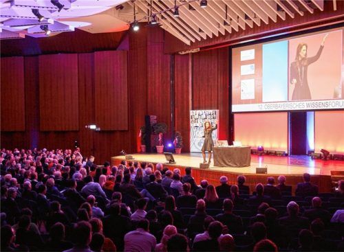 Blick auf die Bühne während des Vortrags von Dr. Manuela Jacob-Niedballa. Das Kuko war gut besucht; es moderierte die Journalistin Maxi Sarwas.Fotos re