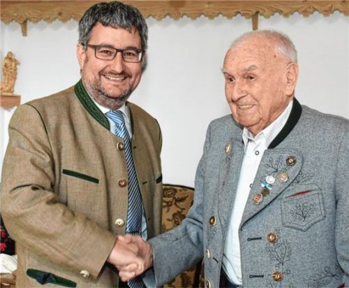 Bürgermeister Stefan Lederwascher (links) gratuliert im Namen der Gemeinde Flintsbach dem Jubilar Rupert Bauer und bedankt sich für sein ehrenamtliches Engagement.Foto re