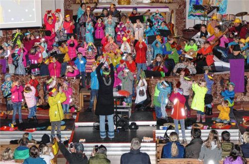 Buntes Treiben auf der Bühne: Die Kinder waren mit voller Begeisterung dabei. Fotos Hoffmann