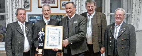 Chorleiter Anton Fellner und Vorsitzender Josef Kaffl geehrt