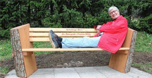 Christian Wolff genießt sein Geburtstagsbankerl in Aschau. Foto  H.Reiter