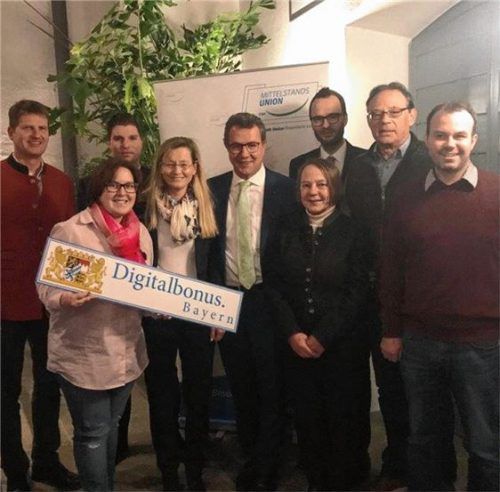CSU-Kreisvorsitzender Klaus Stöttner (Fünfter von links) gratulierte Paul Unterseher, Isabella Ritter, Stephan Schwaller, Alexandra Nolasco, Anna-Maria Ehrlicher, Dominik Mertl, Reinhold Maier und Florian Gerthner (von links) zu ihrer Wahl. Foto re