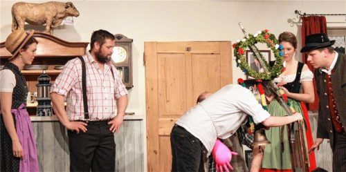 Da kann Wirt Breitmoser (rechts) nur noch staunen: Die Vorbereitungen für den Narrnbacher Almabtrieb im Gasthaus „Zum roten Ochsen“ laufen auf Hochtouren – Der Koch „Drahdi“ dient als exemplarisch als Vorführkuh; Wirt Gustl und seine Frau Maria (links) sind froh über ihre Idee. Foto Rossteuscher