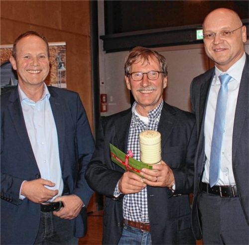 Dank für das große Engagement (von links): der Leiter des Ausstellungszentrums Lokschuppen Dr. Peter Miesbeck, Freundeskreis-Vorsitzender Heinz-Werner Bleyl und VKR-Geschäftsführer Peter Lutz. Foto re