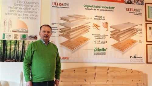 „Das Bettensystem muss sich an den Rücken anpassen. Nur dann ist ein entspannter Schlaf und ein beschwerdefreies Aufwachen am Morgen möglich.“ Davon ist Leonhard Steiner, Schreinermeister und Schlafberater aus Feldkirchen-Westerham, überzeugt. Foto  re