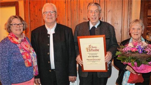 Das erste Ehrenmitglied des Vereins: Hans Pumpfer (Zweiter von rechts) bekam von Vorsitzendem Benno Pertl und seiner neuen Stellvertreterin Monika Franzke (links) die Urkunde überreicht. Für Annemarie Trixl, seit 44 Jahren Beisitzerin, gab‘s einen Blumenstrauß. Foto reh