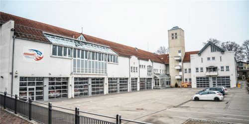 Das Feuerwehrhaus samt Scbhulturnhalle (über der Fahrzeughalle) soll grundlegend saniert und umgebaut werden. Erste Kostenschätzung: rund 7,8 Millionen Euro.Foto Buhleier