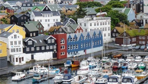 Das Hafenbecken vor der Altstadt von Torshavn. Fotos bernd kregel