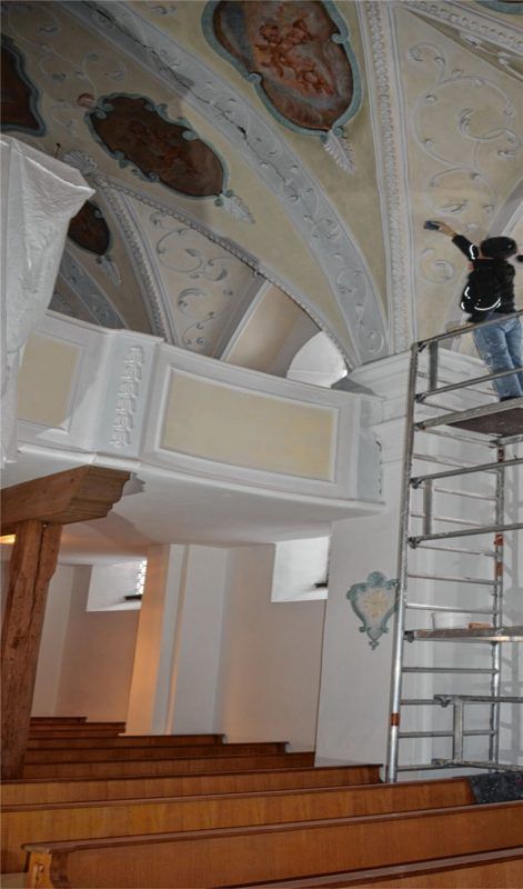 Das Kirchengewölbe von St. Margaretha in Söchtenau wird derzeit einer Schönheitsbehandlung unterzogen. Fotos Maier
