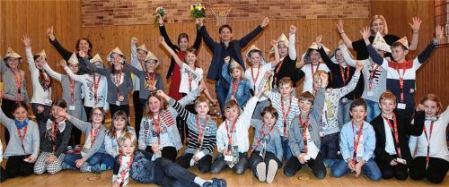 Das Projekt „Zeitung in der Schule“ ist gestartet. Die Schüler der 3a und 3b mit ihren Lehrerinnen Waltraud Fritsche (links) und Maresa Bielmeier (rechts) freuen sich mit Monika Riedle von der Sparkasse Rosenheim-Bad Aibling und OVB-Projektredakteur Klaus Kuhn (Mitte). Fotos Schlecker