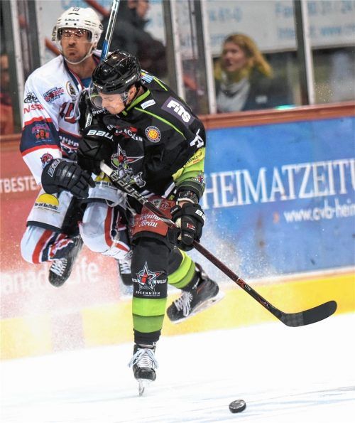 Den ersten Gegner aus Hannover haben die Starbulls und Verteidiger Manuel Neumann (rechts) bereits aus dem Weg geräumt. Ab heute „beschäftigt“ sich Rosenheim mit den Scorpions aus Hannover. Foto  Ziegler