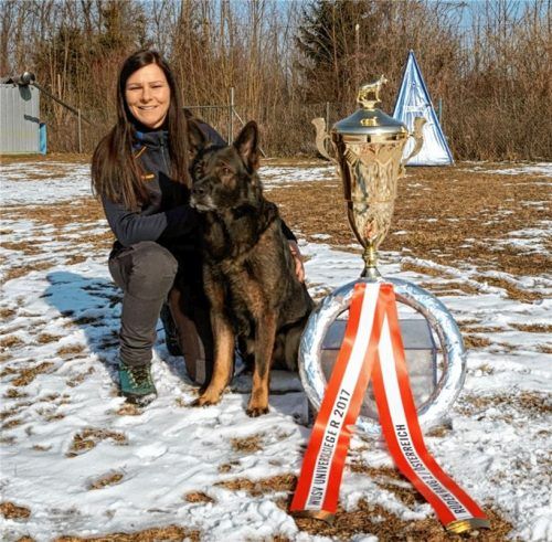 Der bisher größte Erfolg: Katrin Renner mit ihrem fünfjährigen Schäferhund Inuk und dem Siegerpokal. Foto Heise