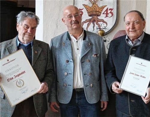 Der Erste Vorsitzende Rudolf Köhler (Mitte) mit den Jubilaren Otto Irgmaier (Ehrenfähnrich und Ehrenmitglied, links) für 65 Mitgliedschaft und „Jupp“ Josef Müller für 50 Jahre Vereinstreue.Foto re