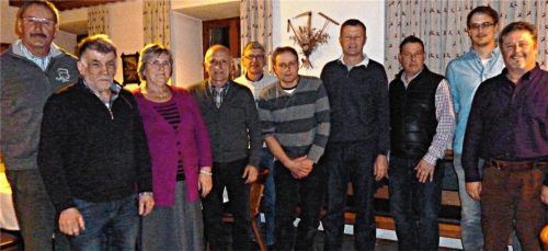 Der Festausschuss kümmert sich um die Organisation der Feierlichkeiten in Westerndorf am Wasen (von links): Stadtrat Georg Kaffl, Paul Heller von der Kirchenverwaltung, Pfarrgemeinderatsvorsitzende Elisabeth Engl, Kirchenpfleger Franz Unterlinner, Schriftführer Rudolf Daxlberger, Ortsgemeindevorstand Josef Dräxl, Kassier Anton Weinfurtner, Ausstellungsleiter Andreas Aerzbäck, Vorplattler Anian Paul und Pfarrgemeinde- sowie Dekanatsrat Paul Aerzbäck Deutschenbaur.Foto Aerzbäck