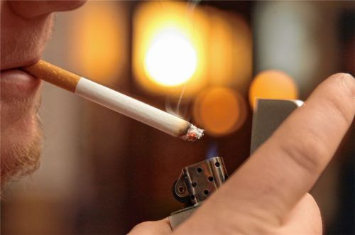 Der Glimmstengel wird nur noch draußen angezündet: Mit dem Rauchverbot in Kneipen und Gaststätten haben sich die meisten Raucher im Laufe der Zeit arrangiert. Foto dpa