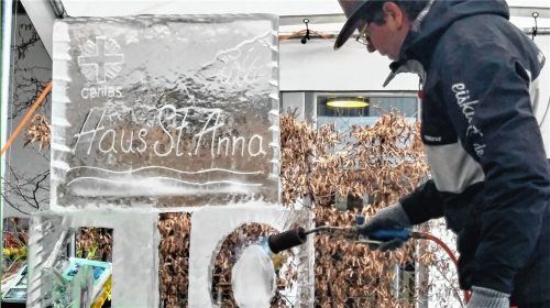 Der Künstler brachte das Eis zum Schmelzen – und dadurch Klarheit in die „10“.Fotos L. wimmer
