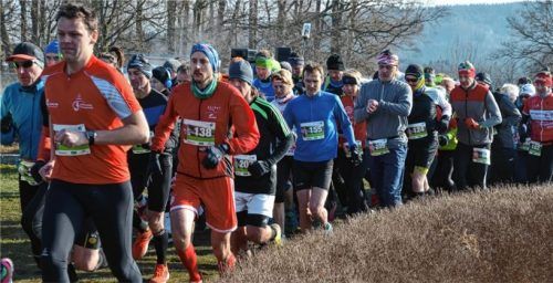 Der Start zum acht Kilometer langen Hauptlauf beim 5. Chiemgau-Thermen-Crosslauf.