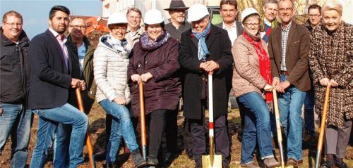 Der Weg wird freigeschaufelt: Oberbürgermeisterin, Stadträte und Vertreter der Stadt beim Spatenstich für den neuen Kinderhort in Pang. Foto Aerzbäck