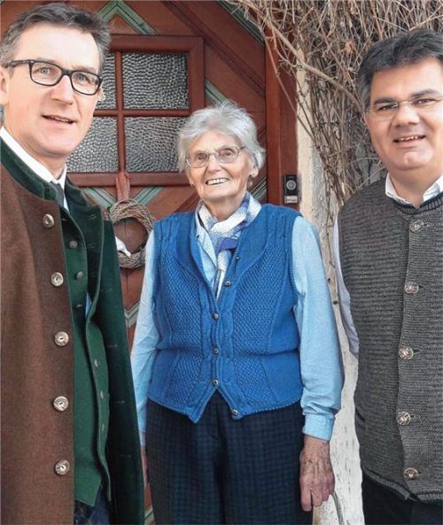 Diakon Günter Schmitzberger (rechts) und Samerbergs Bürgermeister Georg Huber gratulierten Notburga Franz zu ihrem 90. Geburtstag.Foto re
