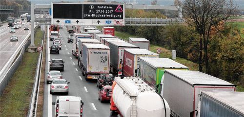 Dicke Luft im Inntal: Tirol wehrt sich gegen den Lkw-Lärm und Abgasbelastungen mit der umstrittenen Blockabfertigung. Die Folge: Auf bayerischer Seite gibt es lange Staus. Trotz Verhandlungen zeichnet sich keine Lösung ab. Foto dpa