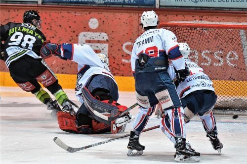 Die 1:0-Führung durch Max Vollmayer (links) war zugleich das entscheidende Tor der Partie, weil die Rosenheimer gestern Abend keinen Gegentreffer zuließen. Fotos  Ziegler