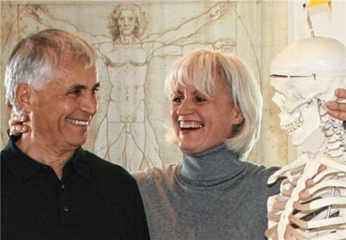 Die Alexander-Technik hilft dabei, sich freier und in Balance zu bewegen, konstruktiv mit Stress umzugehen und beschäftigt sich mit dem Ändern von Gewohnheiten.