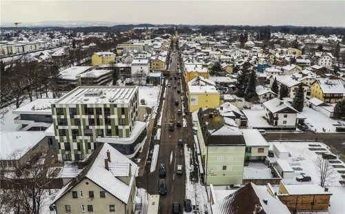 Die Ampeln auf Höhe Flurstraße (Vordergrund) und Ludwigstraße sollen durch Minikreisel ersetzt werden, um den Verkehrsfluss zu verbessern.Foto Buhleier