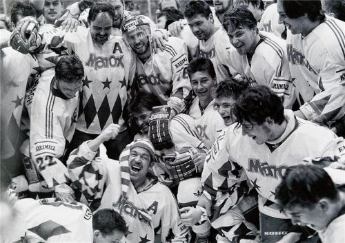 Die Aufstiegsmannschaft des SB Rosenheim nach dem Heimsieg gegen Weißwasser (links) und die voll besetzte Mangfallkurve, die ihr Team feierte. Fotos  Stefan Trux