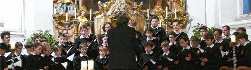 Die Augsburger Domsingknaben reagieren auf jeden Wink ihres Dirigenten Reinhard Kammler. Foto janka