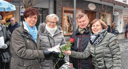 Die CSU Frauen-Union Rosenheim mit Ulrike Plankl und der Vorsitzenden Ursula Meishammer (von links) informierte am Wochenende über 100 Jahre Wahlrecht für Frauen. Die SPD-Frauen folgen am Samstag, 17. März, von 10 bis 14 Uhr mit einer Aktion zum Thema „100 Prozent Lohn für 100 Prozent Leistung“ auf dem Grünen Markt. Foto Schlecker