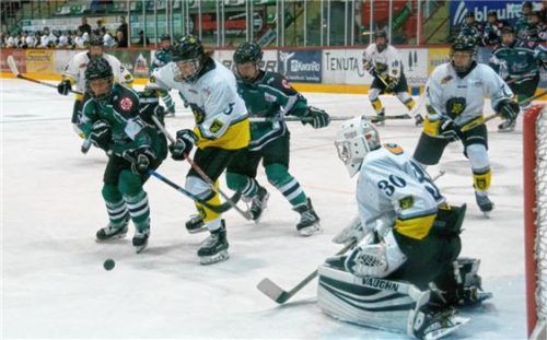 Die DNL-Mannschaft der Starbulls Rosenheim trifft erneut auf Bad Tölz.Foto Krumpe