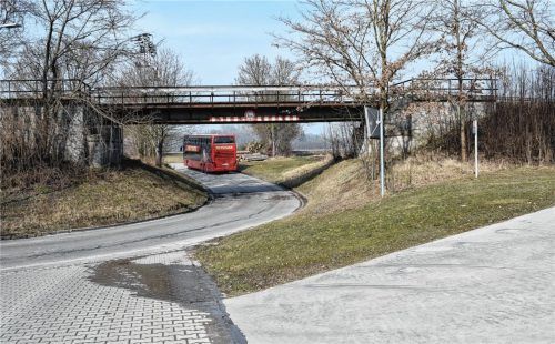 Die Eisenbahnüberführung in der Isenstraße ist in einem schlechten Zustand. Als vorgezogene Maßnahme zum zweigleisigen Bahnausbau soll sie erneuert werden. Beginn ist im Frühjahr 2019. Foto tf