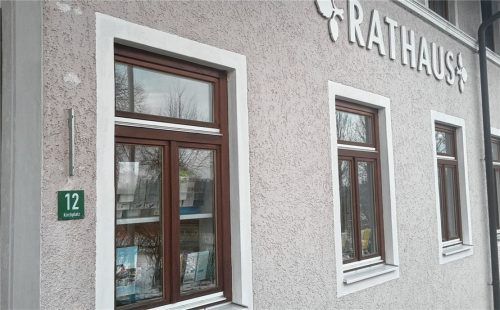 Die Gemeinde geht mit gutem Beispiel voran: So ist das Rathaus bereits mit dem grünen Schild versehen. Fotos Stübl