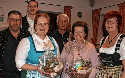 Die Jubilare des Vereins freuten sich über einen Geschenkkorb. Foto  Url